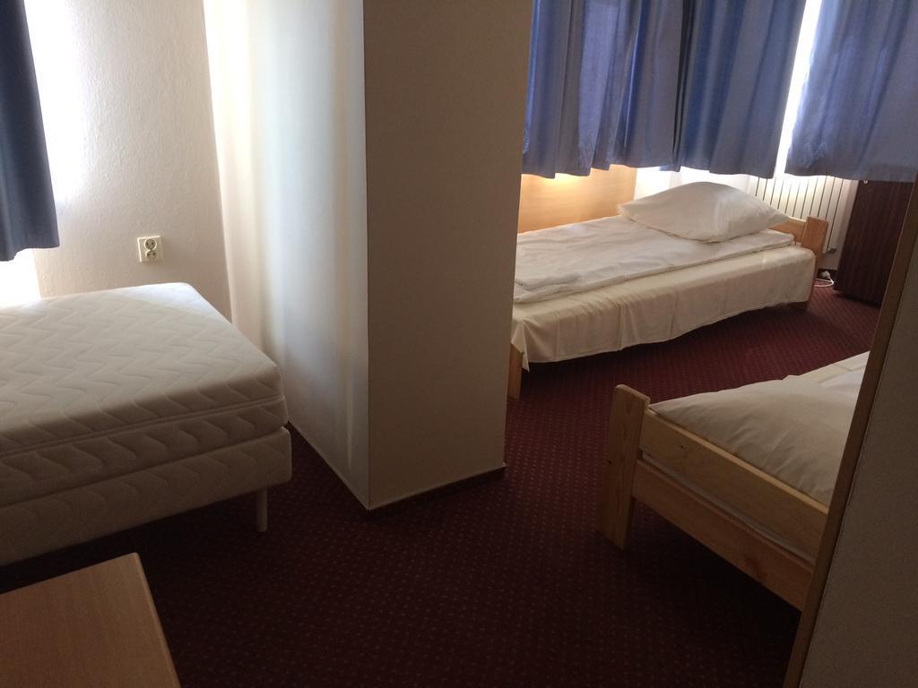 Rezydencja Parkowa Hotel Varşovia Exterior foto