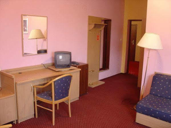 Rezydencja Parkowa Hotel Varşovia Exterior foto